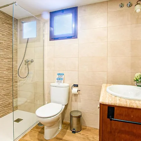 Pet Friendly In With Kitchen Holiday home