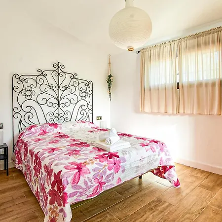 Pet Friendly In With Kitchen Holiday home